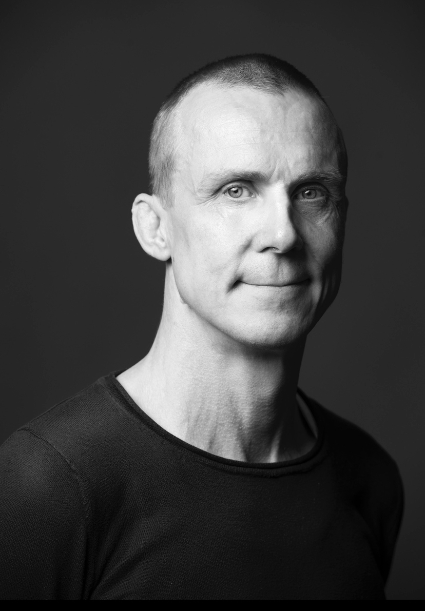 actor Simon Norrthon large photo