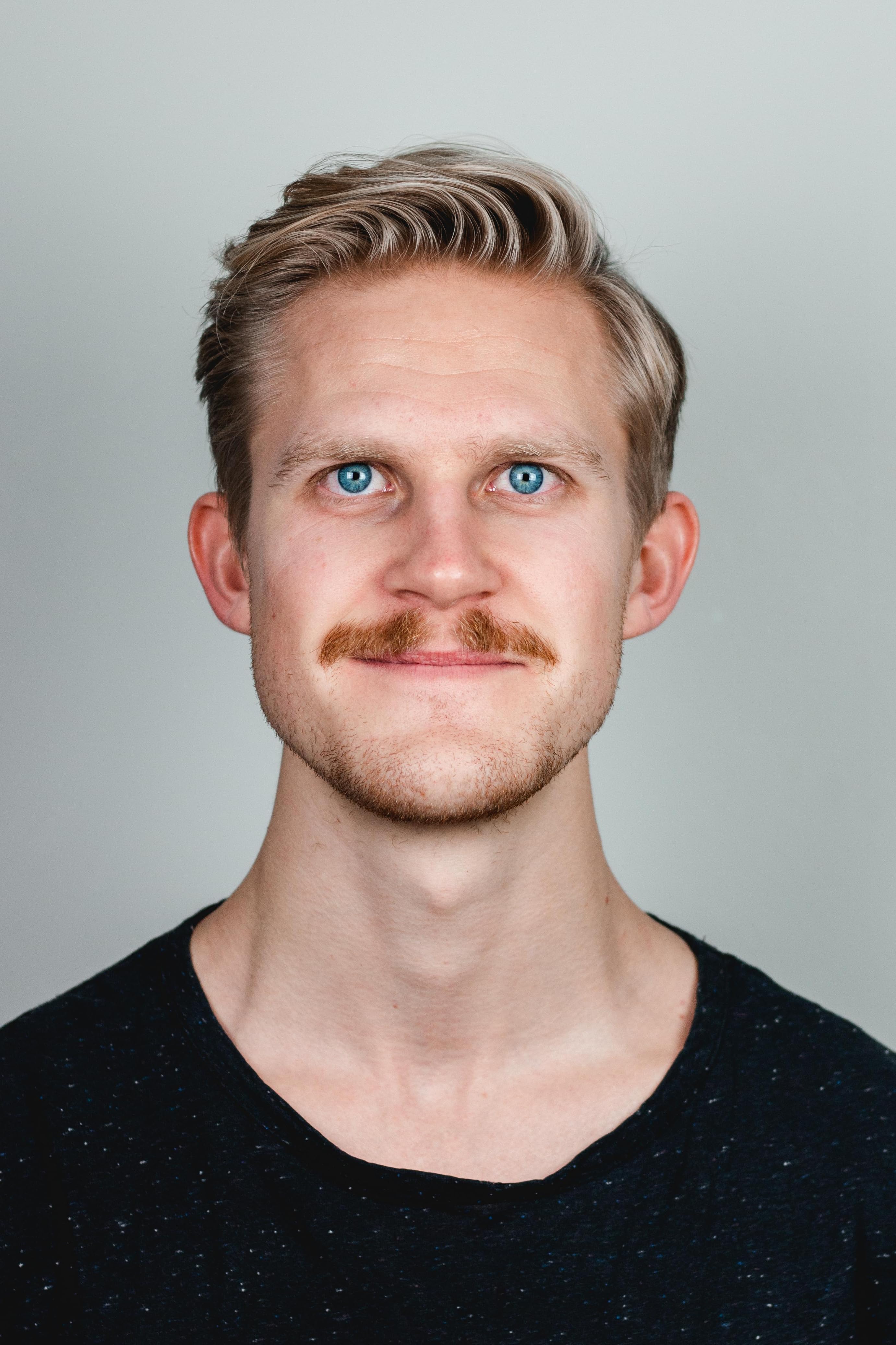 actor Eirik Hallert large photo