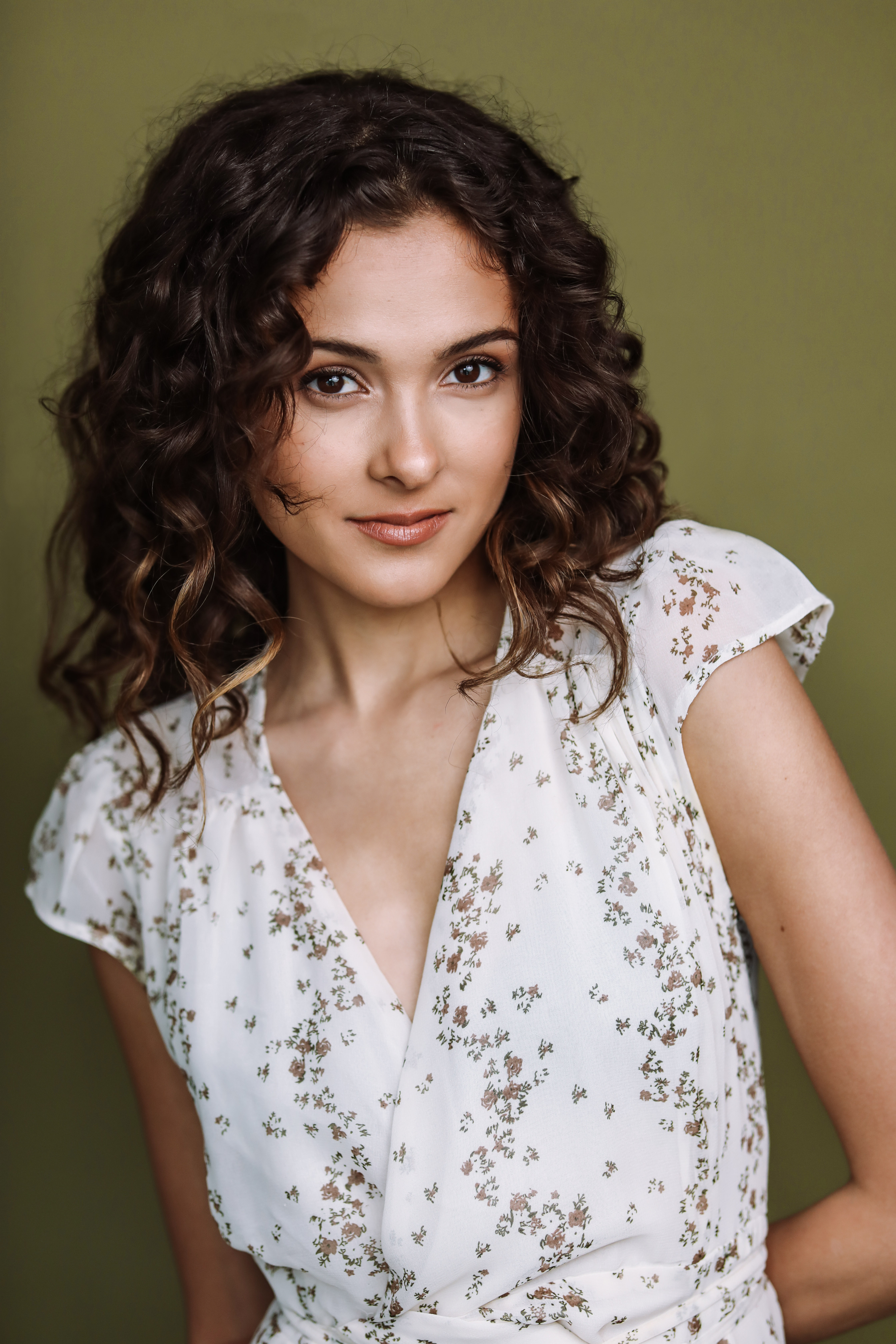 actor Yasmin MacKay large photo