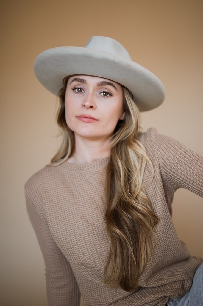 actor Kira Guay large photo