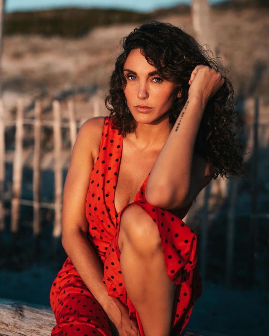 actor Laura Presgurvic large photo