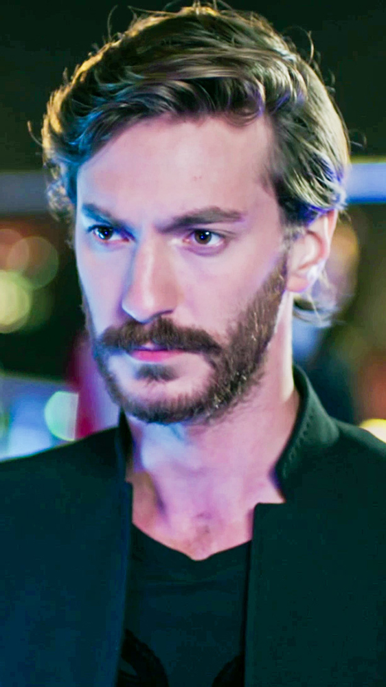 actor Sarp Can Köroglu large photo