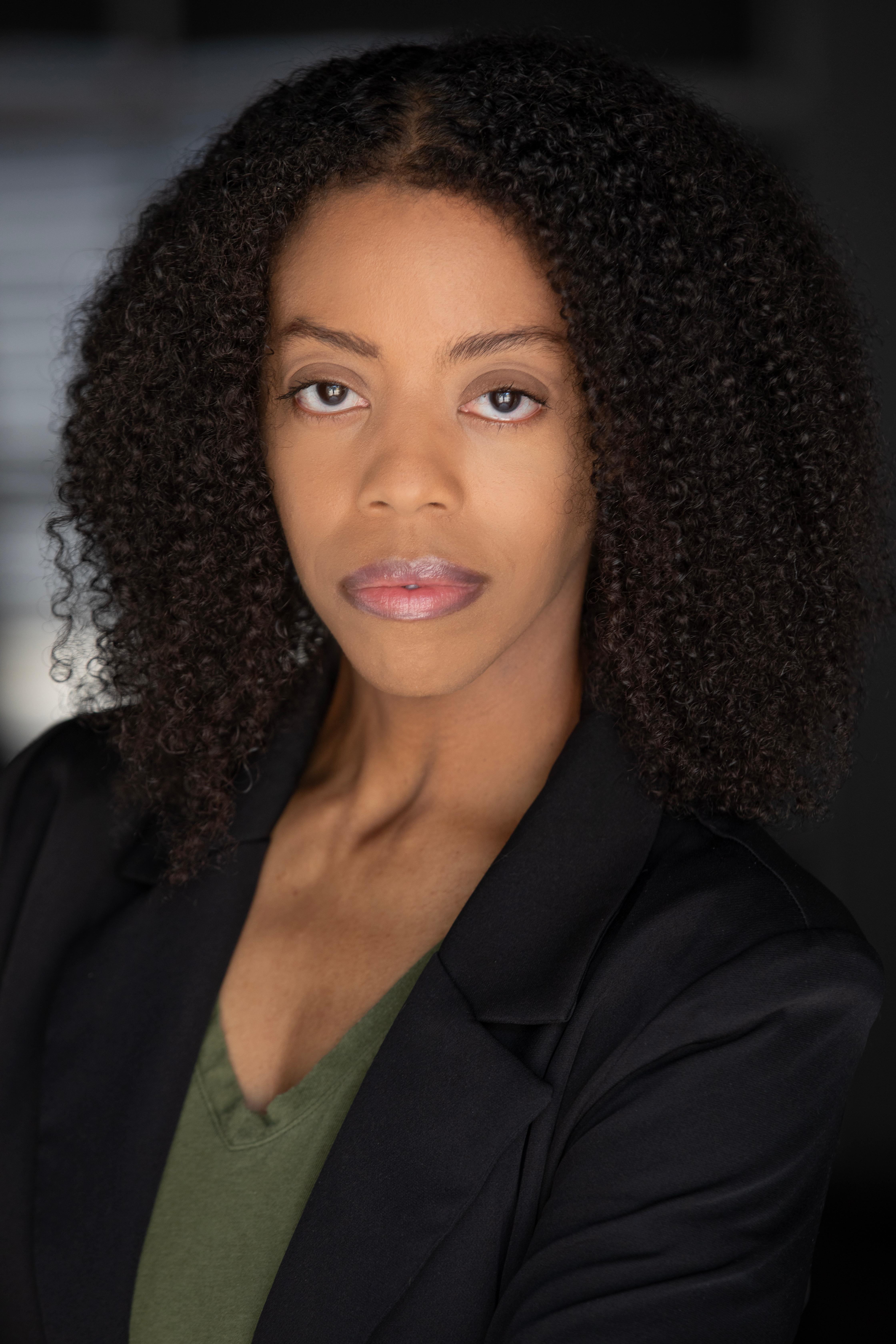 actor Julia Watts large photo