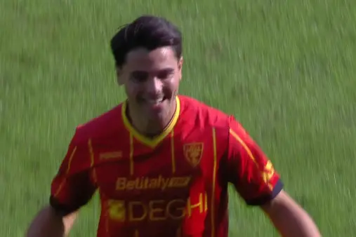 [Goal] Luck or skill? Sottil's curling cross from the wing finds the far corner