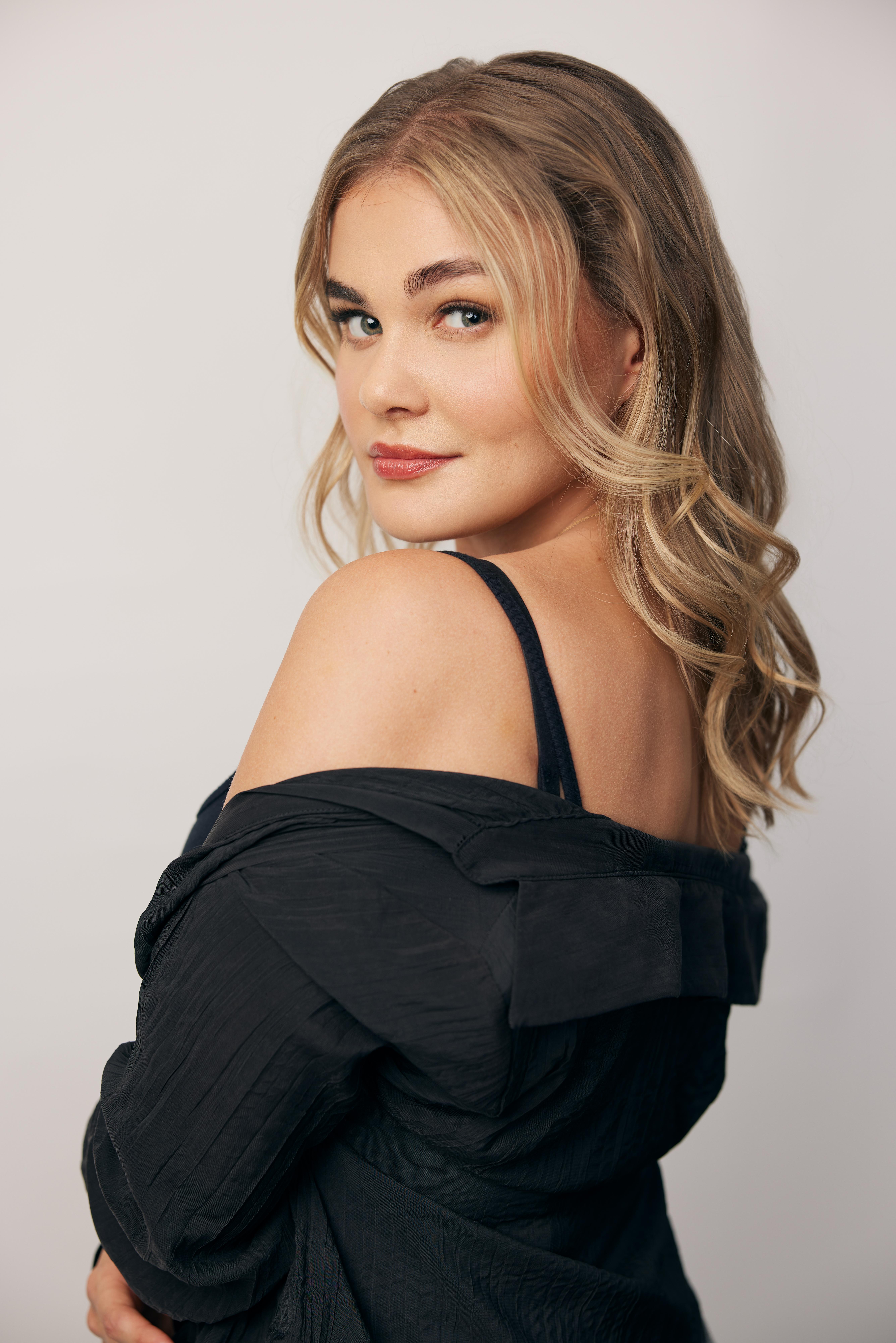 actor Logan Kelly large photo