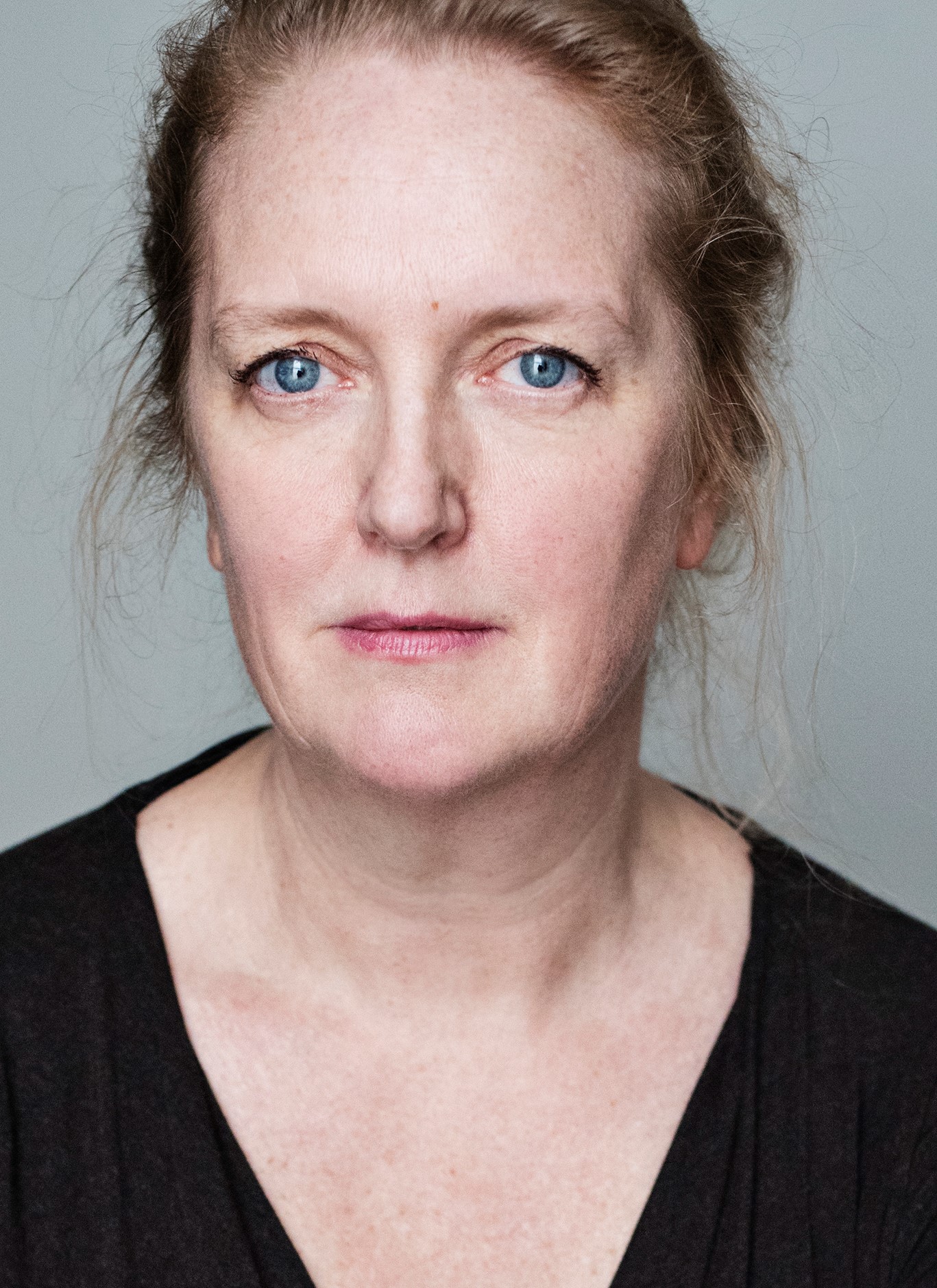 actor Julie Maes large photo