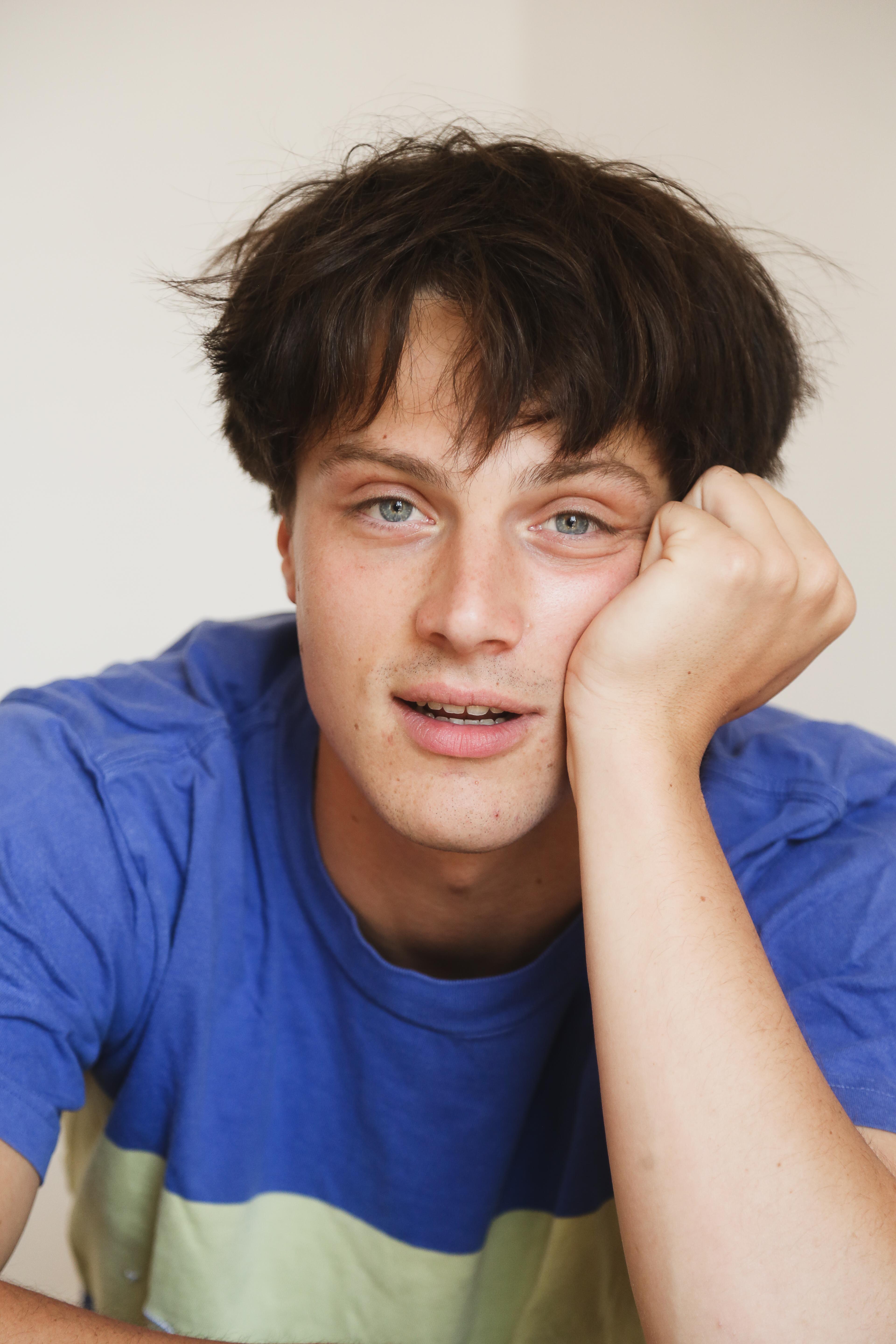 actor Simon Rérolle large photo