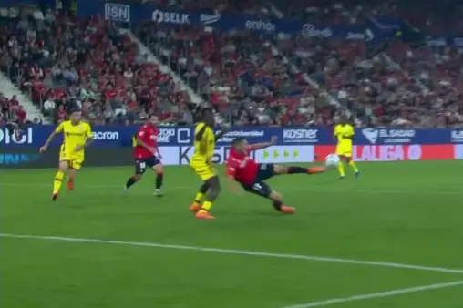 [Highlights] Unconventional shot! Budimir meets a waist-high cross with a diving effort, misses target