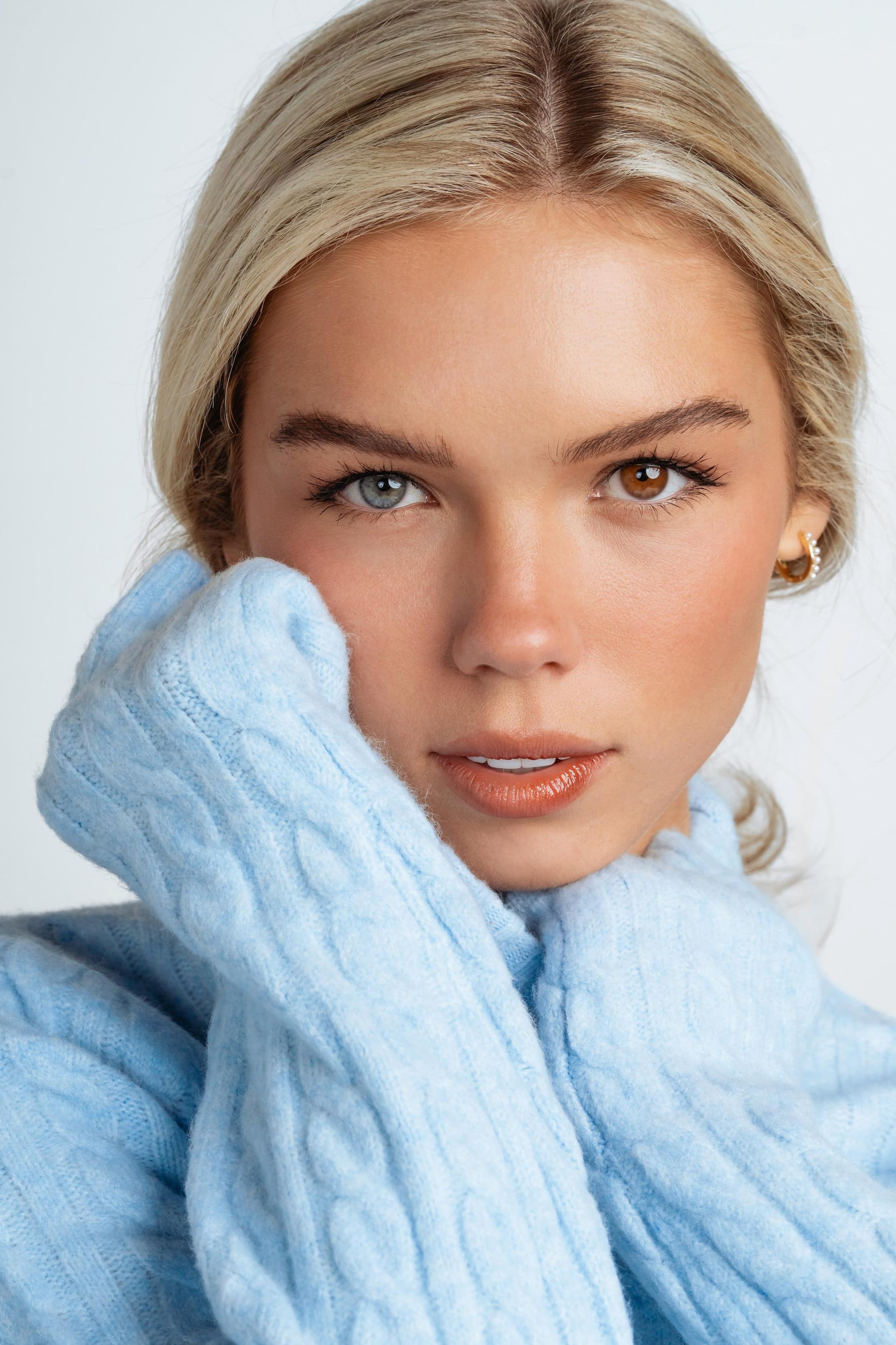 actor Caroline Elizabeth Gregory large photo