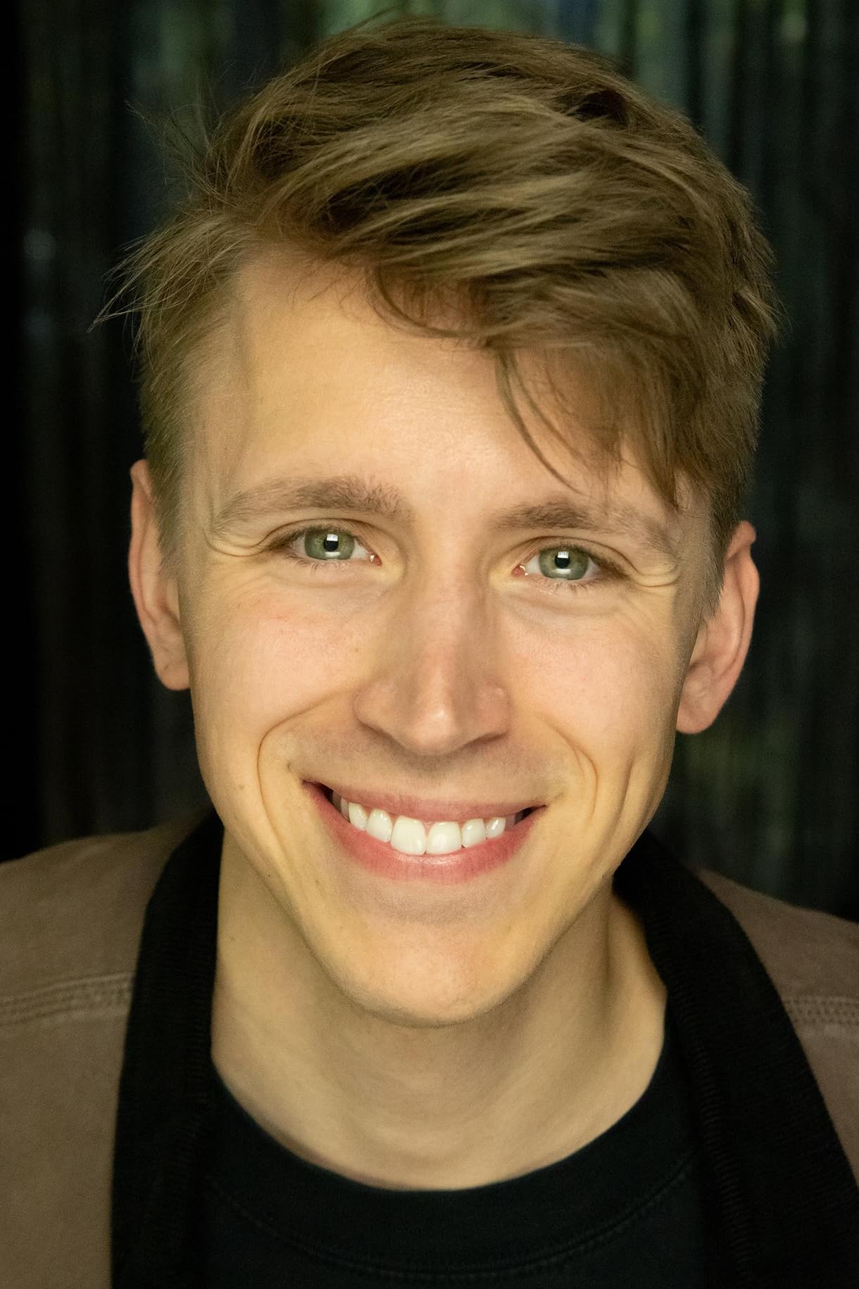 actor Zachary Loewen large photo