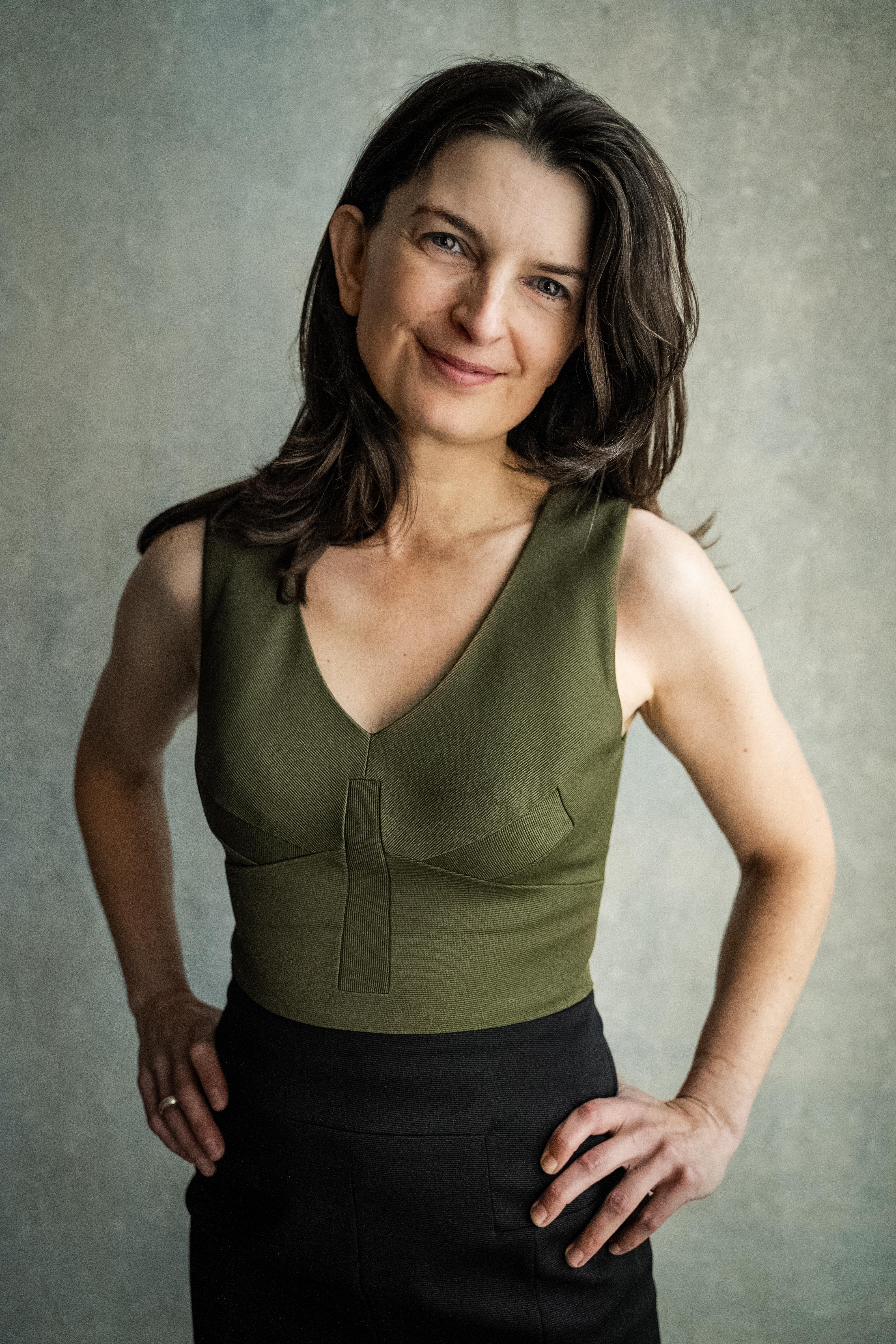 actor Erin Battle large photo