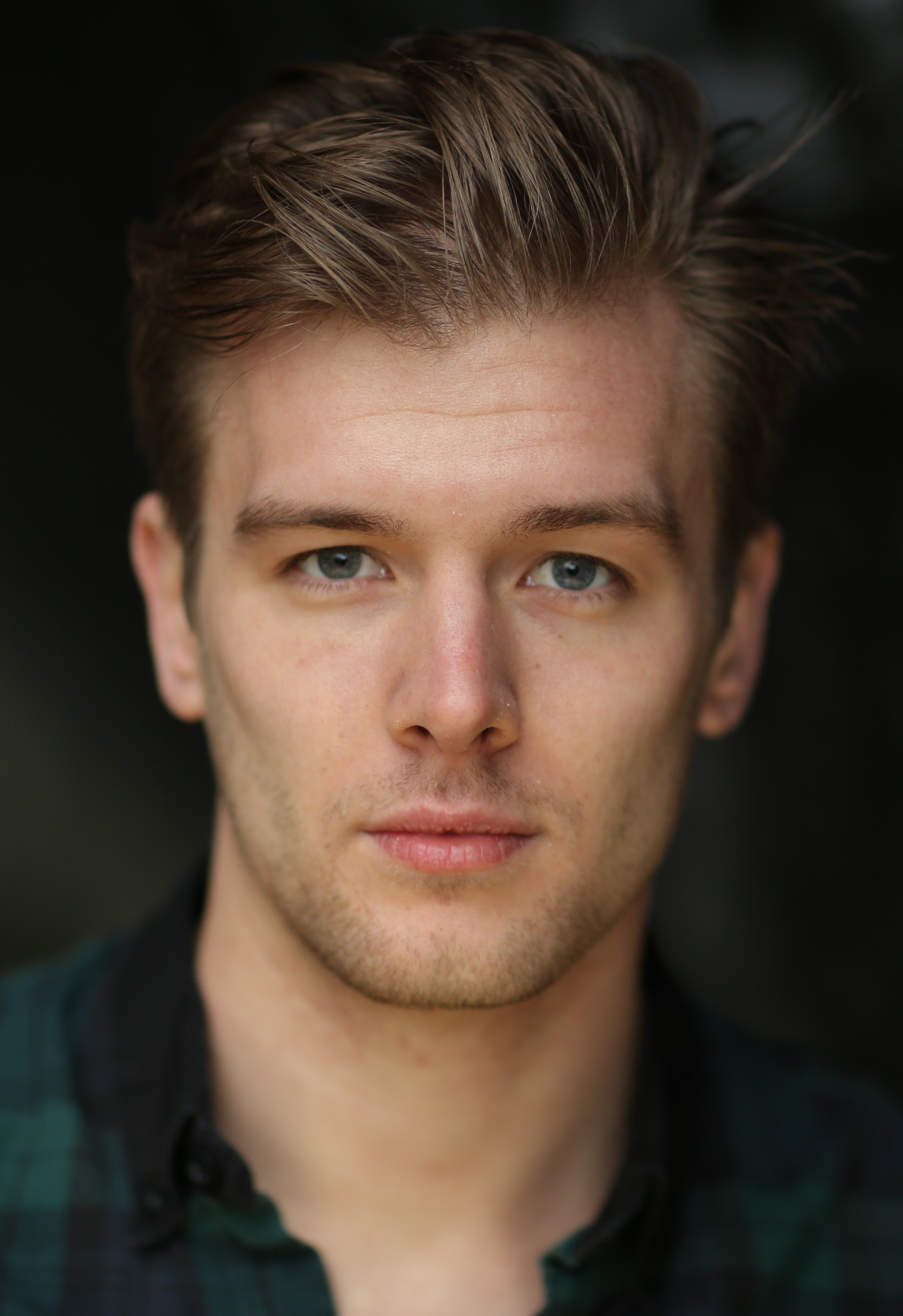 actor Oliver Mott large photo