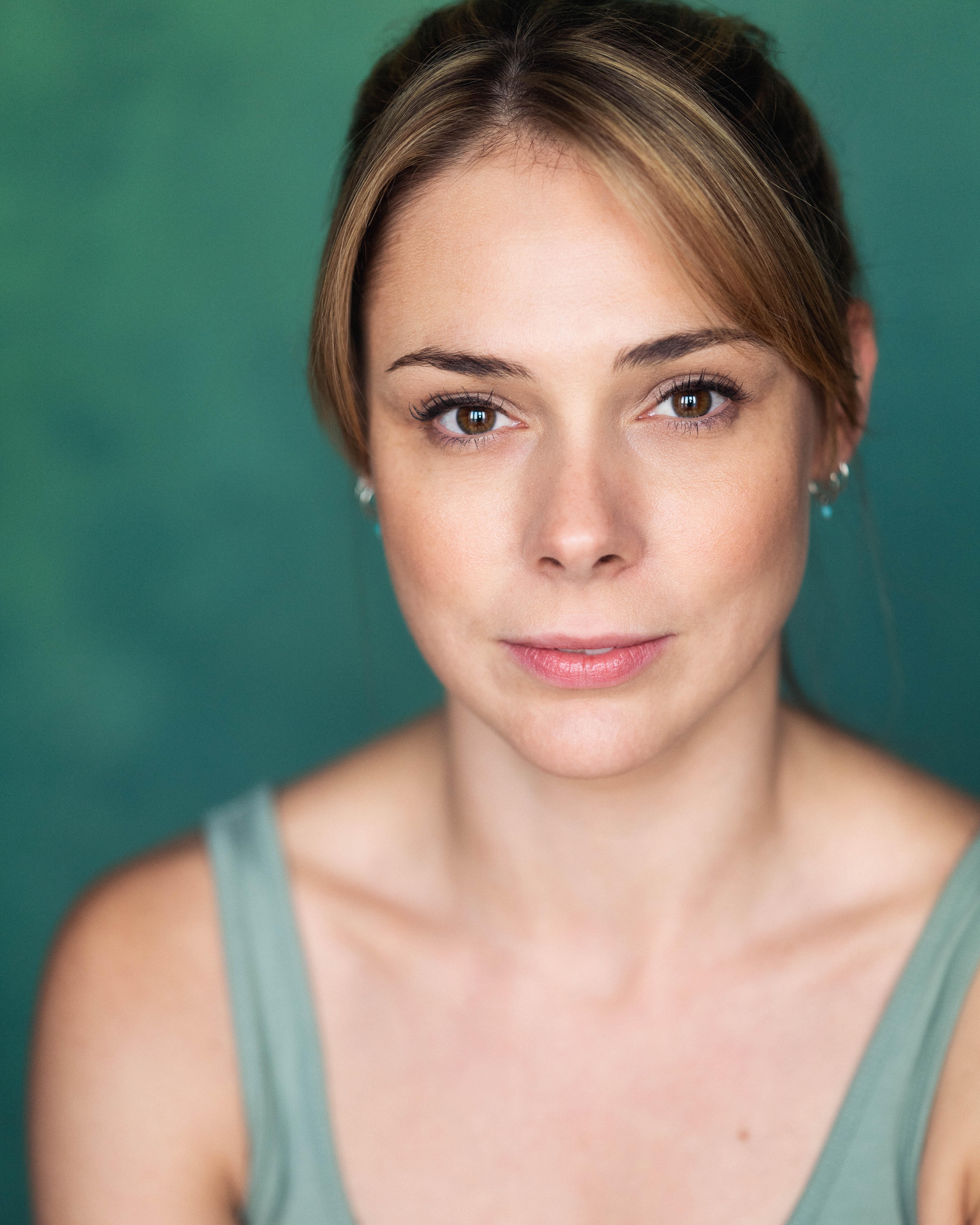 actor Lizzie Davies large photo