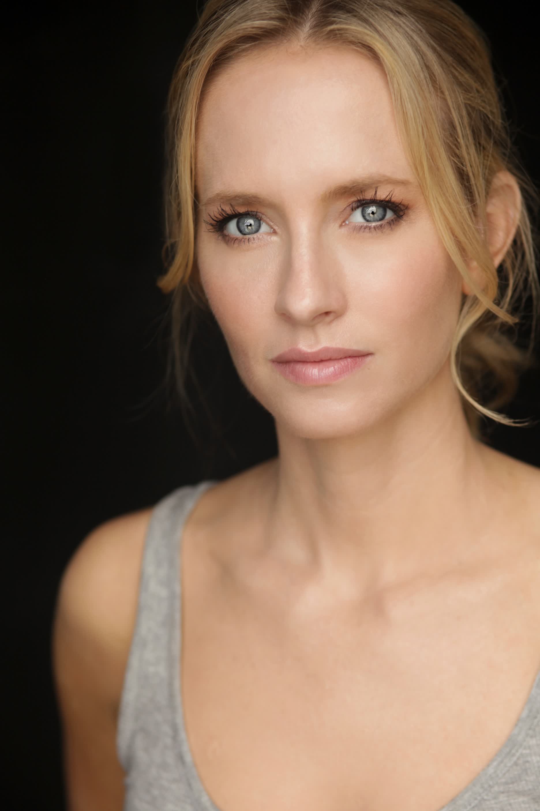 actor Cassie Kramer large photo