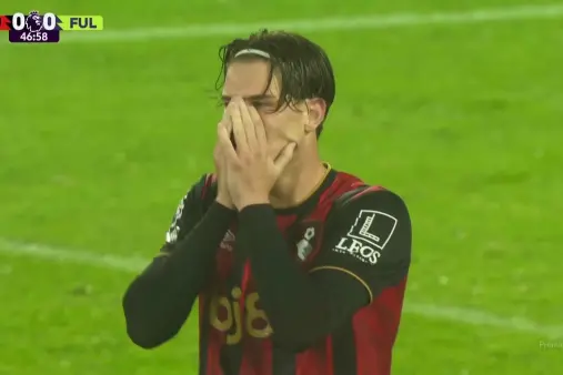 [Highlights] Powerful strike! Scott's fierce shot blocked by defender out for a corner