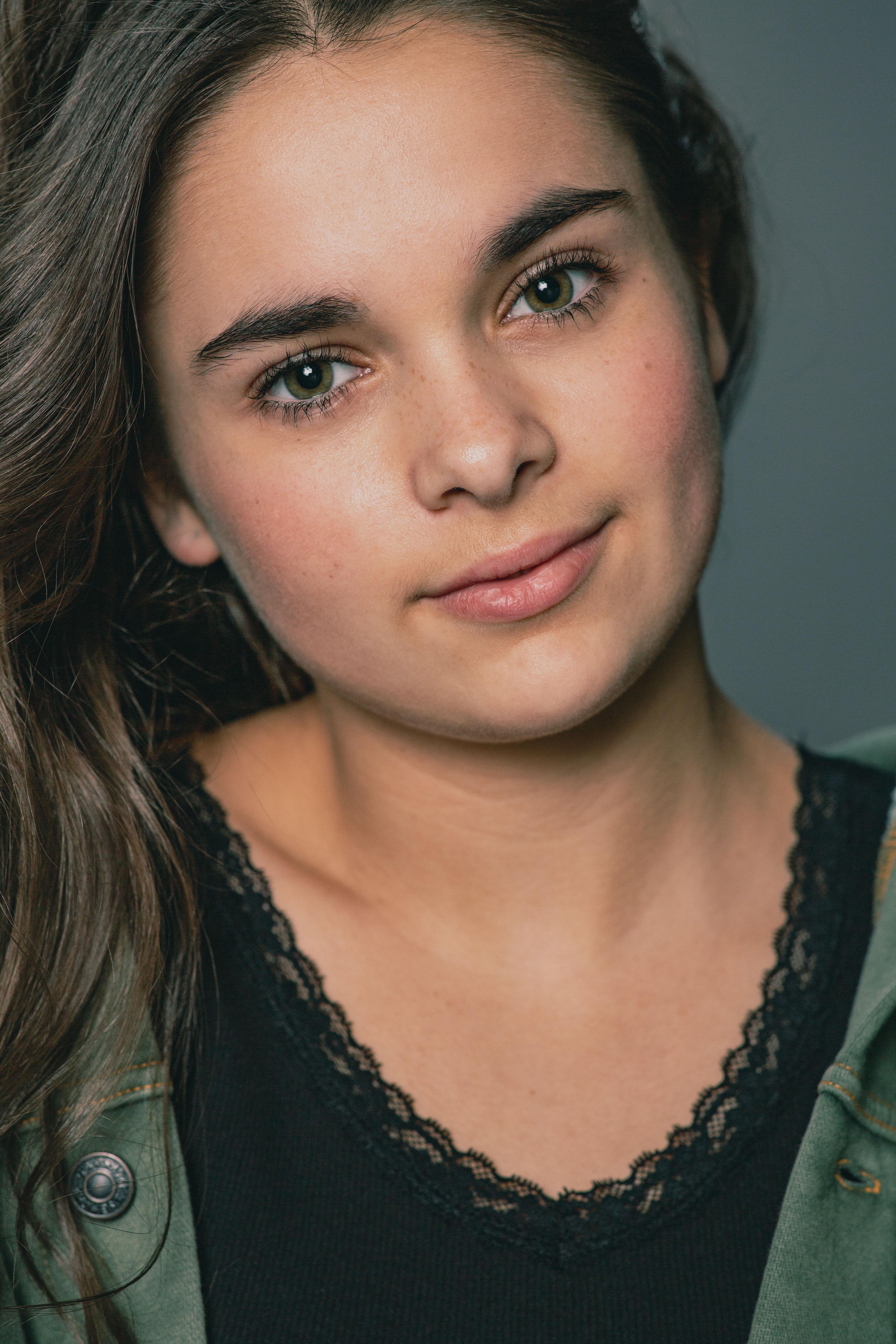 actor Tia DiMartino large photo