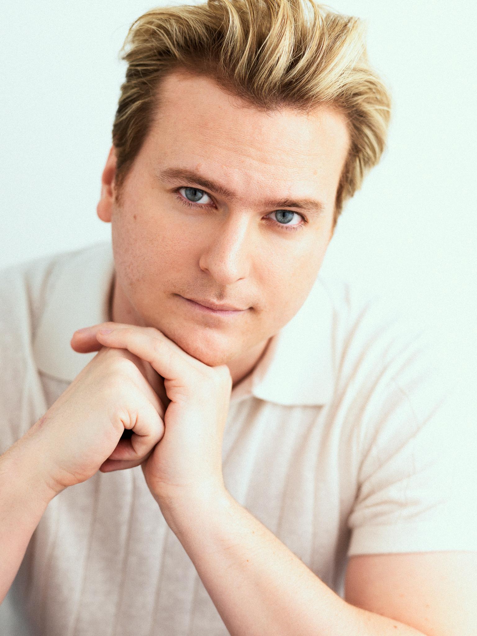 actor Alexander Mannara large photo