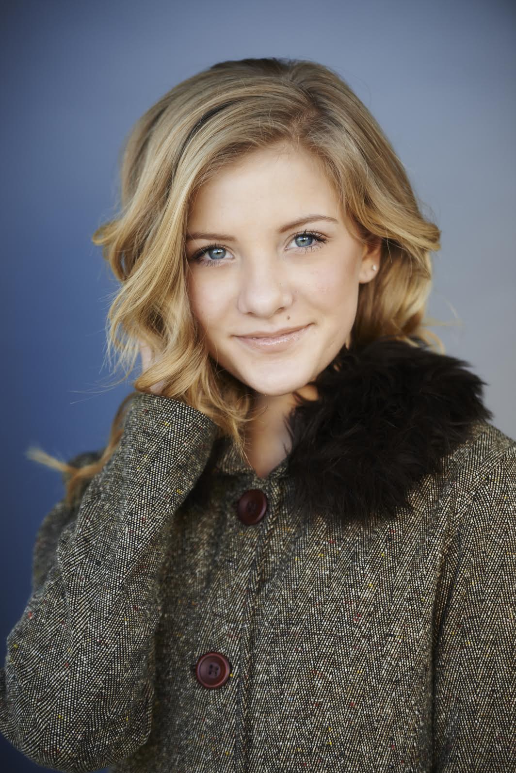 actor Paige Hyland large photo