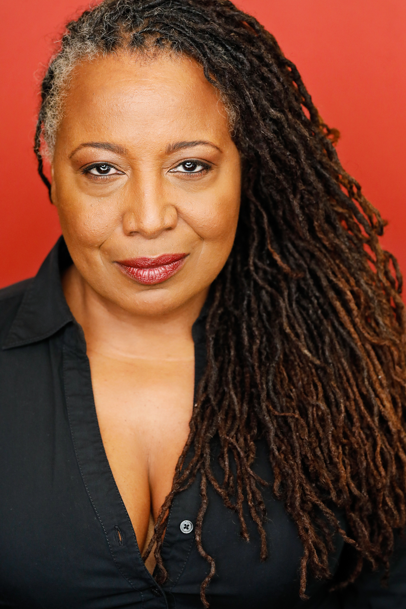 actor Phoebe Holston large photo