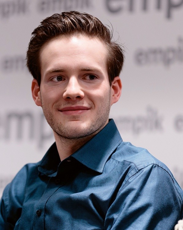 actor Adrian Zaremba large photo