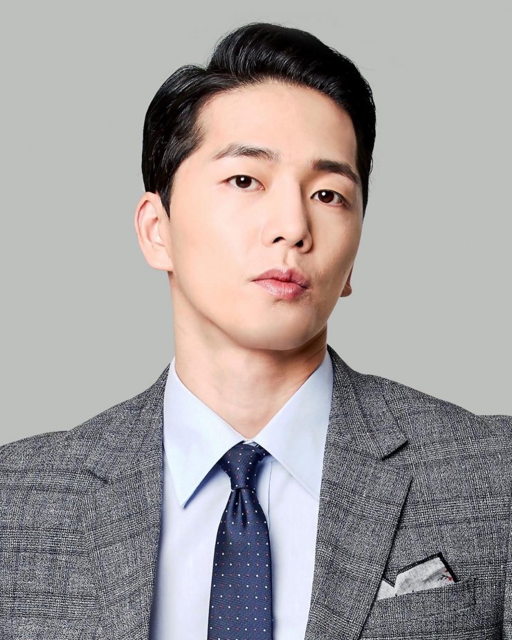 actor Lee Hyun-Jin large photo