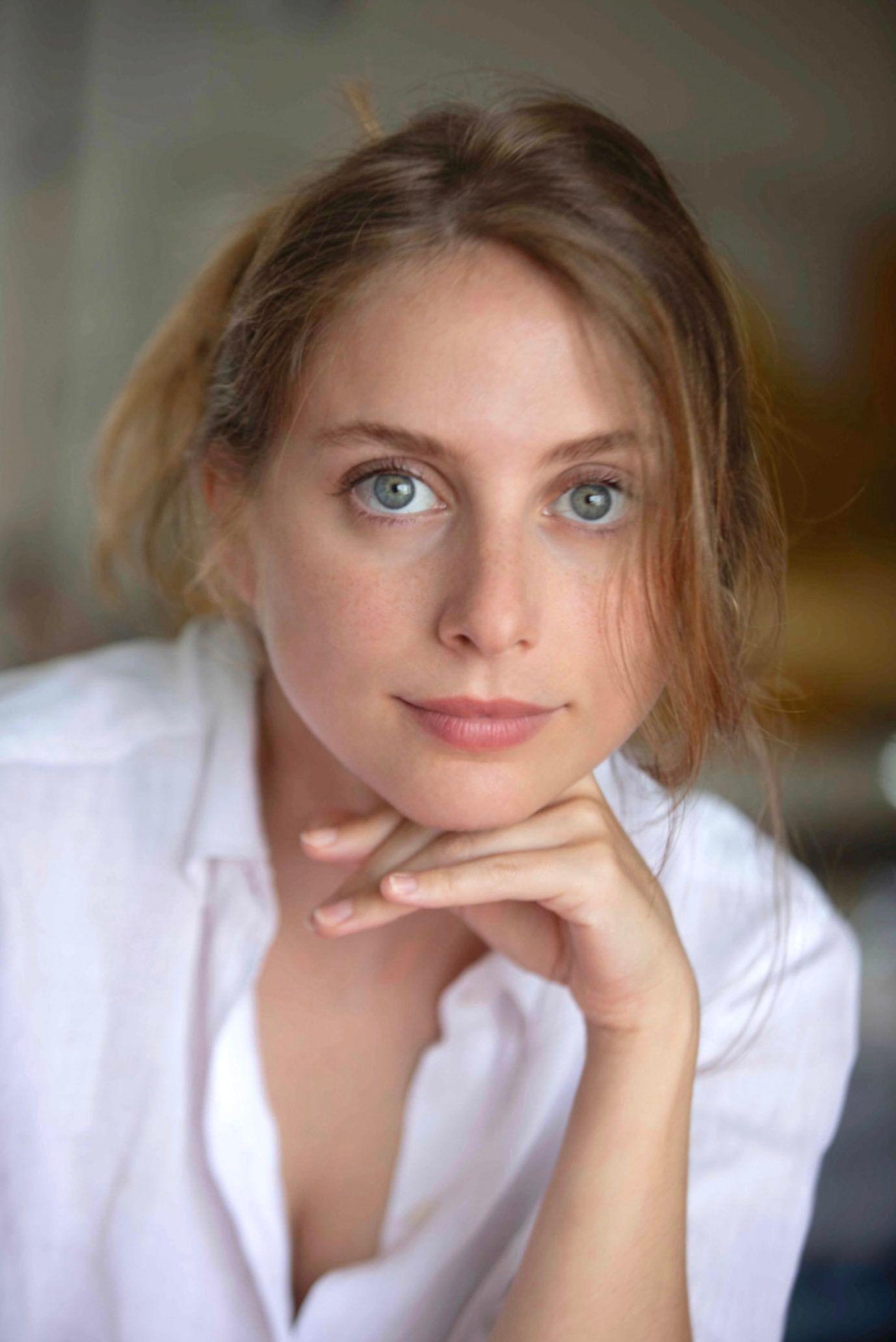 actor Clara Elig large photo