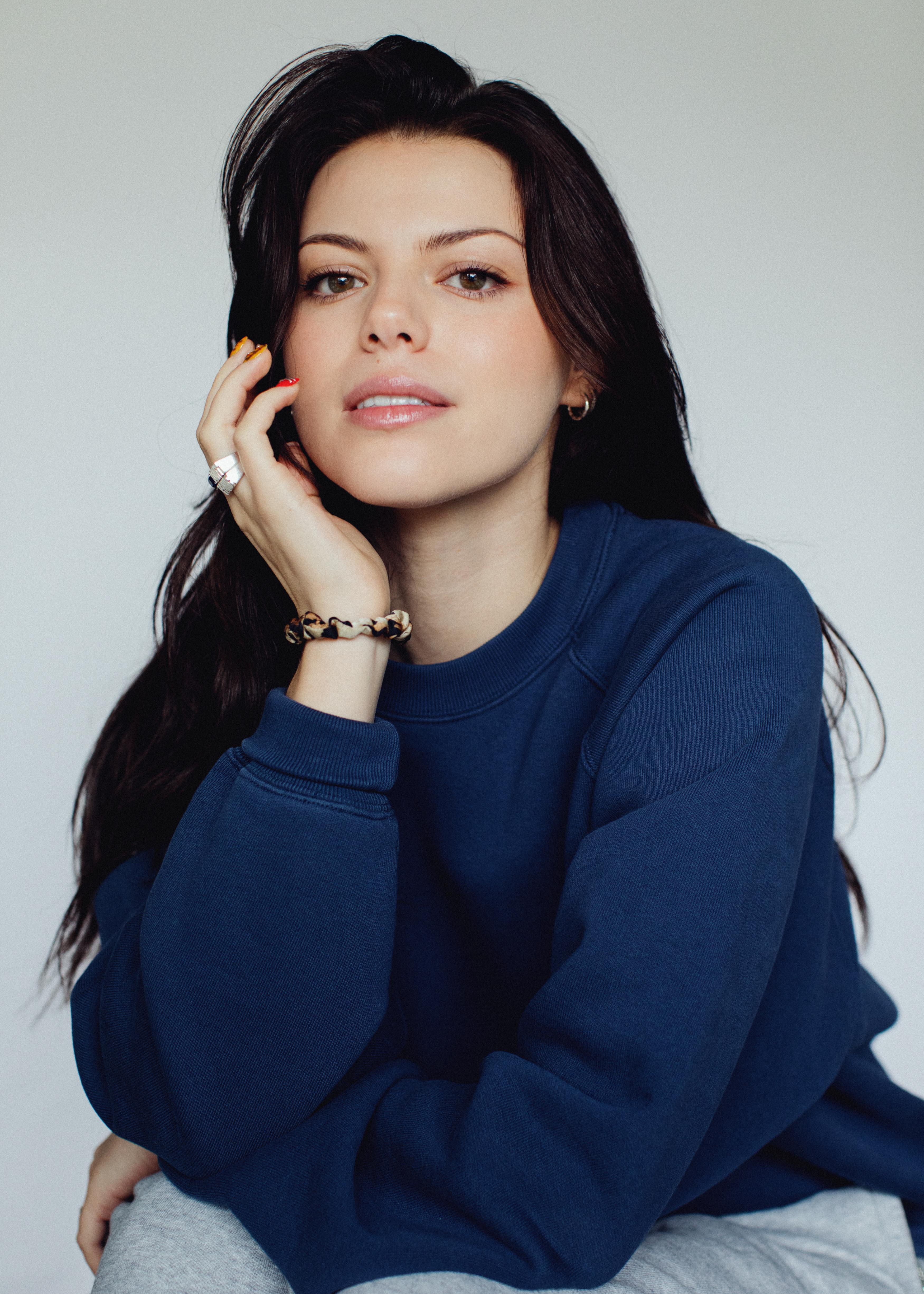 actor Kate Lindsey large photo