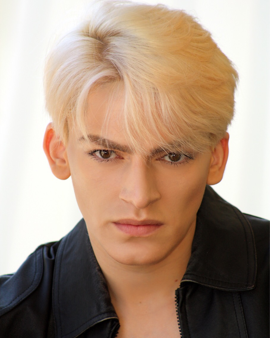 actor Allie Stanzione large photo