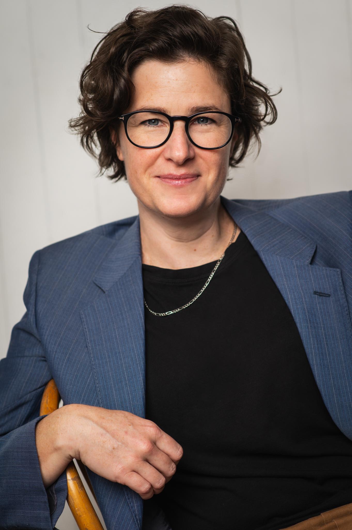 actor Alison Ward large photo