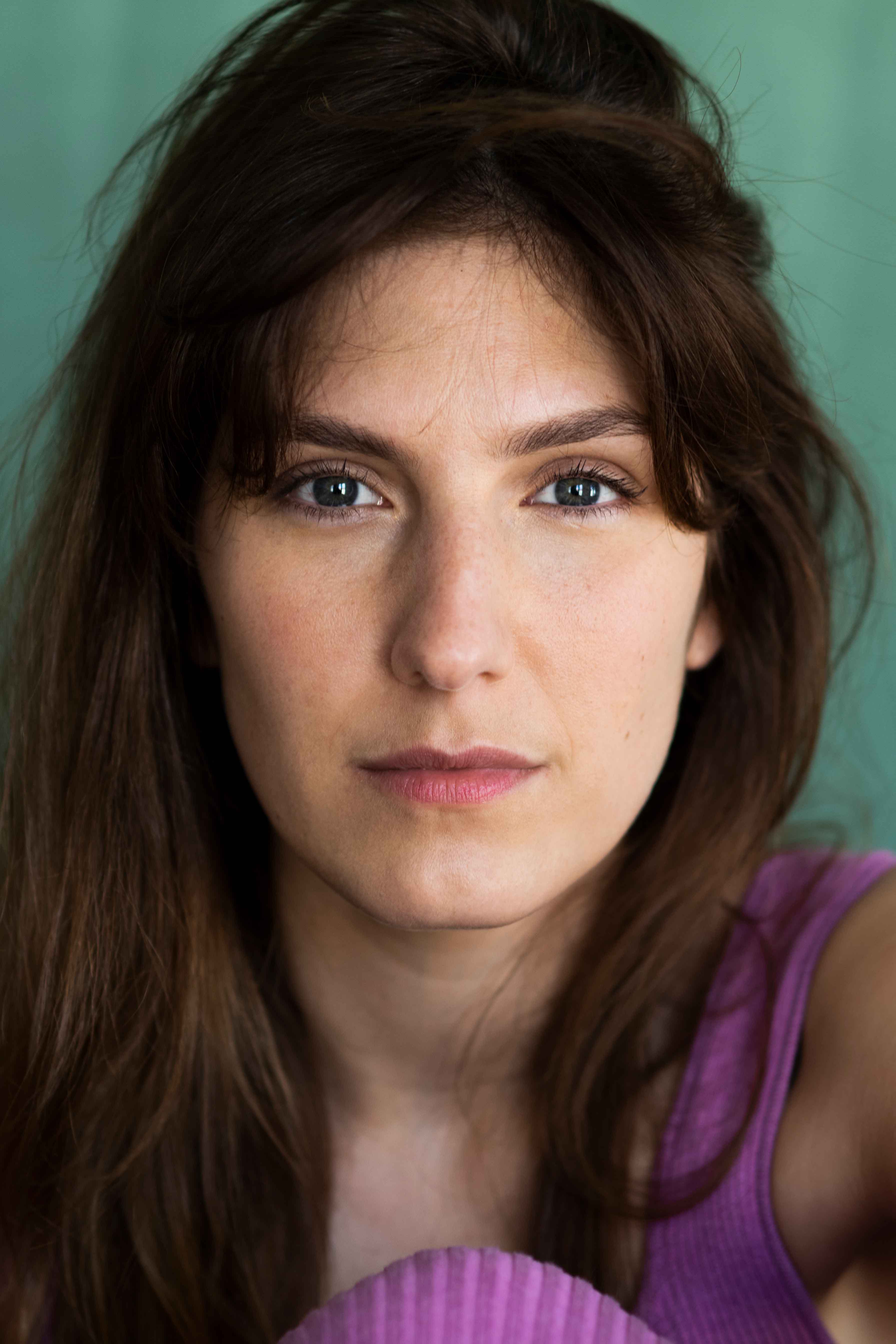 actor Mira Benser large photo