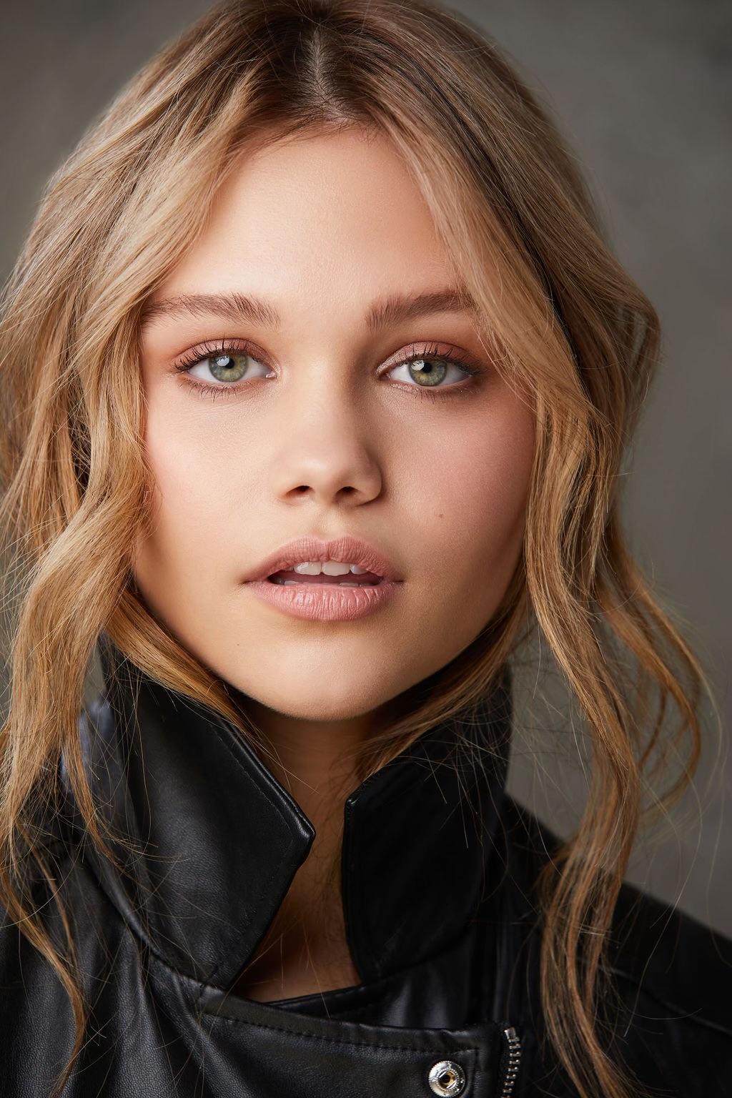 actor Erin Robinson large photo