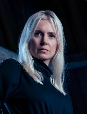 actor Bettina Holwerda large photo