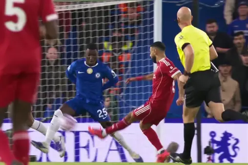 [Highlights] Off form! Salah cuts inside on counter, shoots wide into the stands