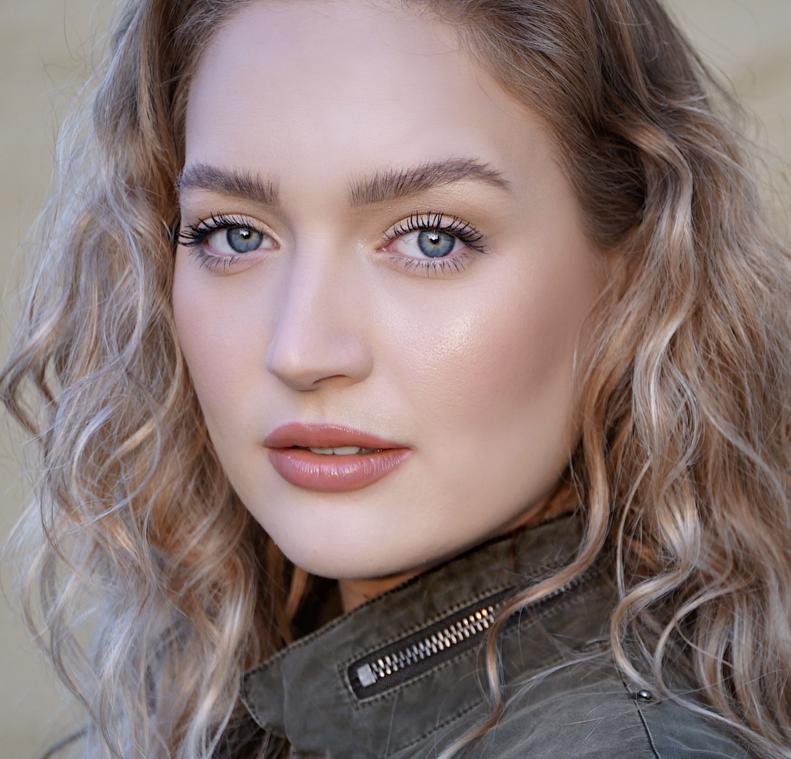 actor Tia Goossen large photo