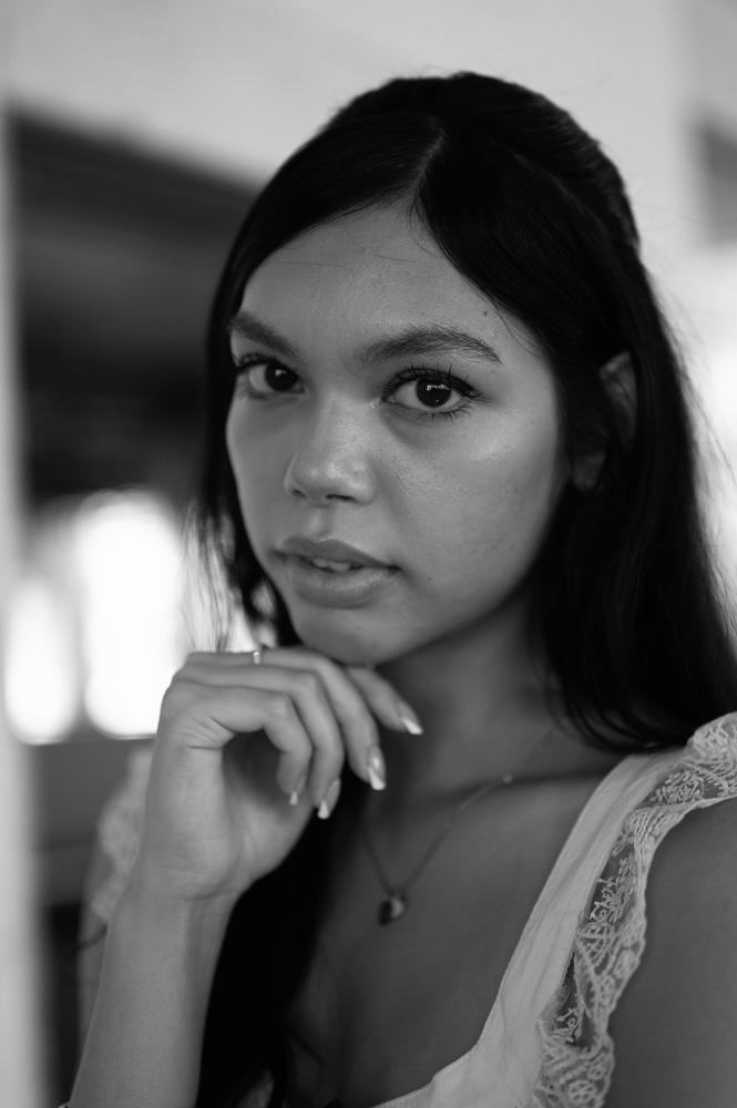 actor Mikaila Rose large photo