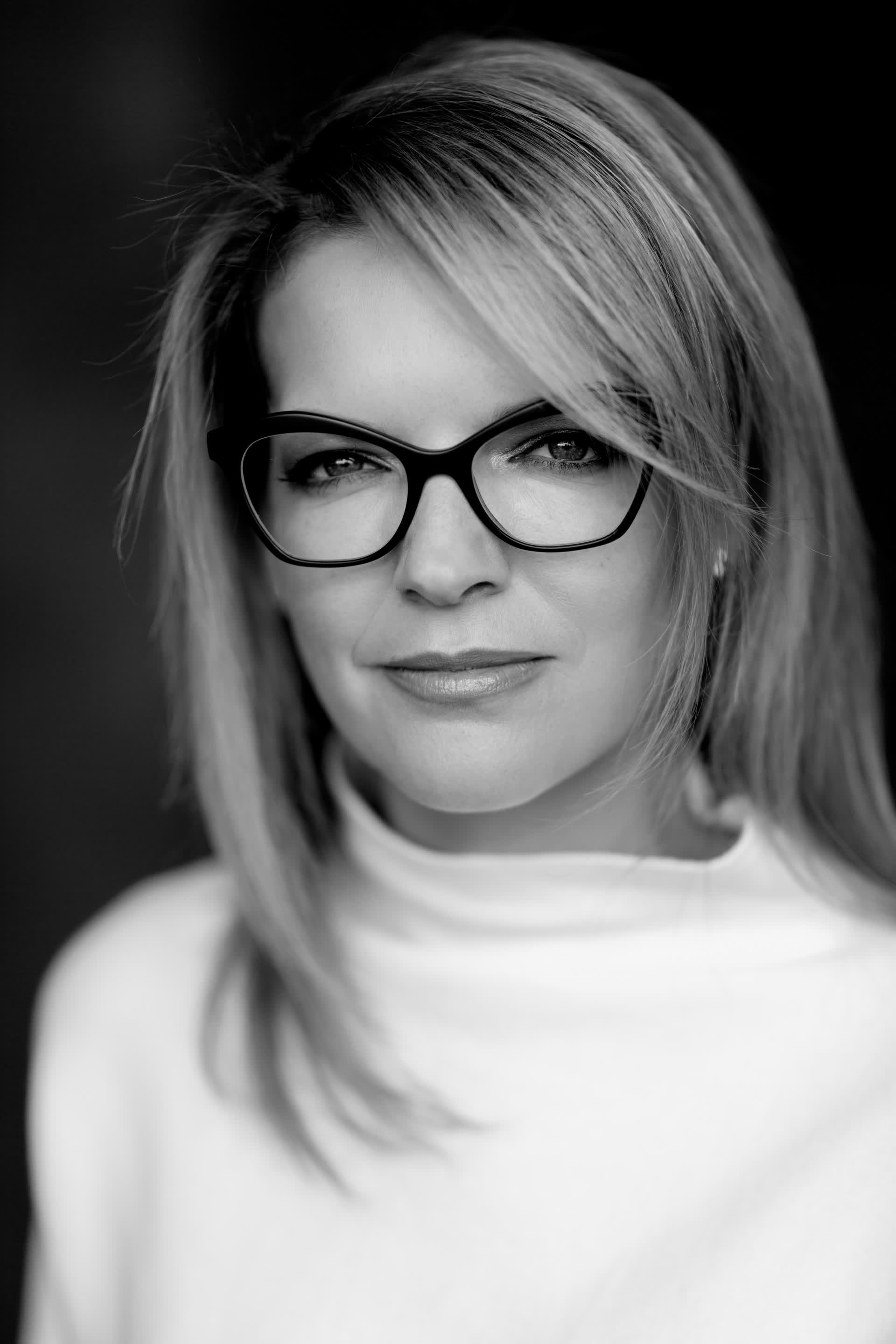 actor Tanya Lapointe large photo