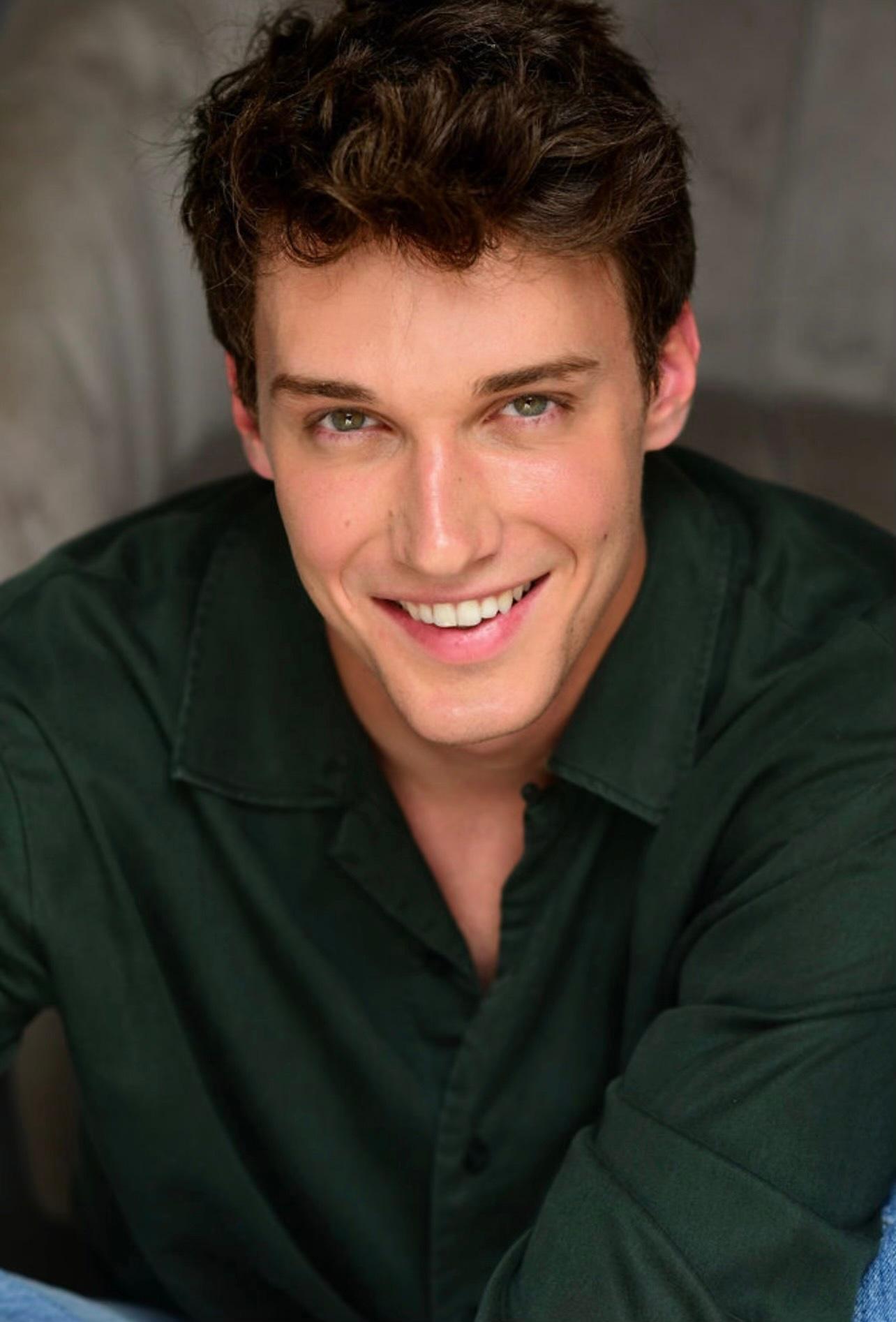 actor Alex Henry large photo