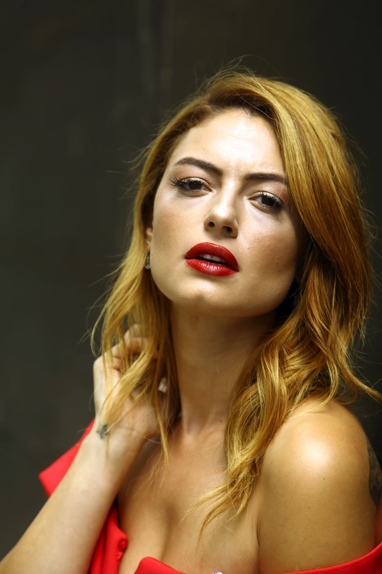 actor Hazal Senel large photo