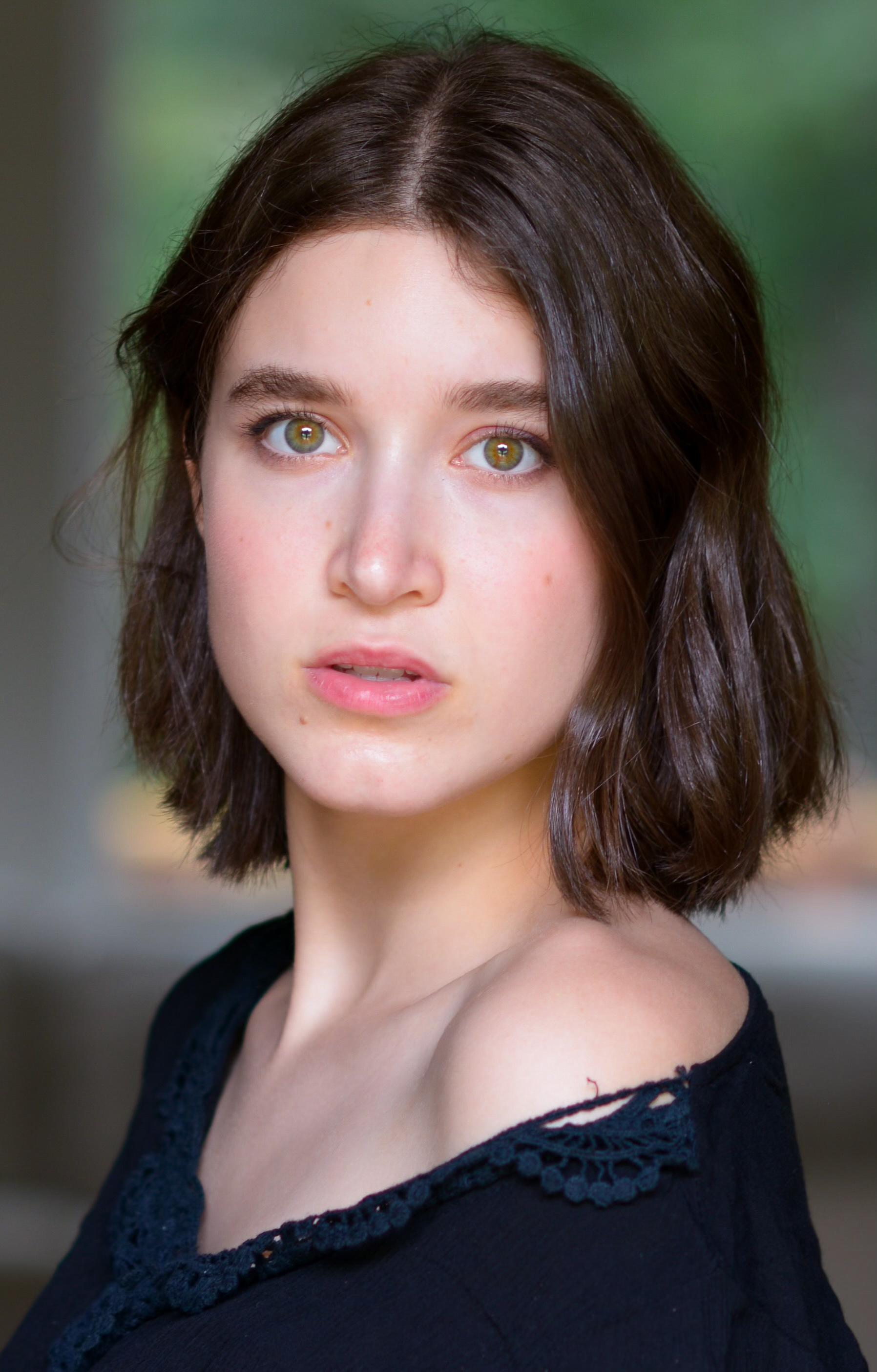 actor Zoe Wiesner large photo