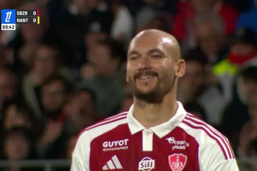 [Highlights] Nearly a winner! Arok's quality long-range shot superbly saved by Lopez