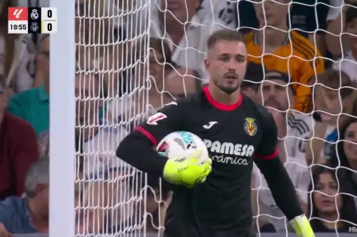 [Highlights] Slipped! Mbappe cuts past defender in the box, shot saved by goalkeeper