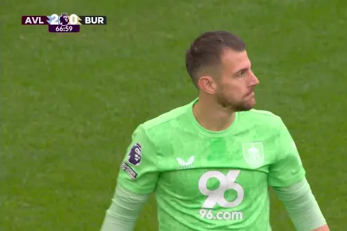 [Highlights] Deflection and bounce! Cash's tricky shot tests Dubravka