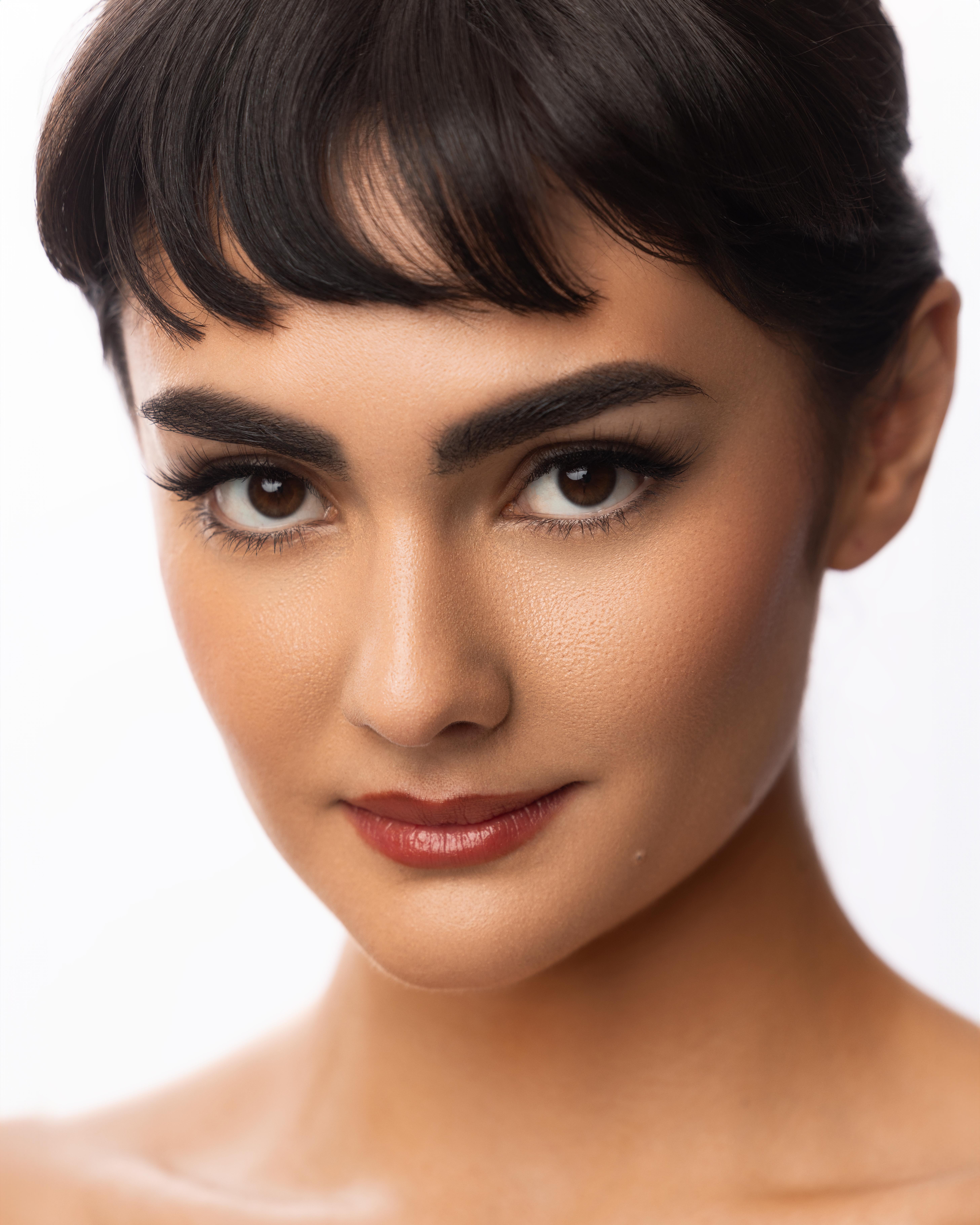 actor Aline Mayagoitia large photo