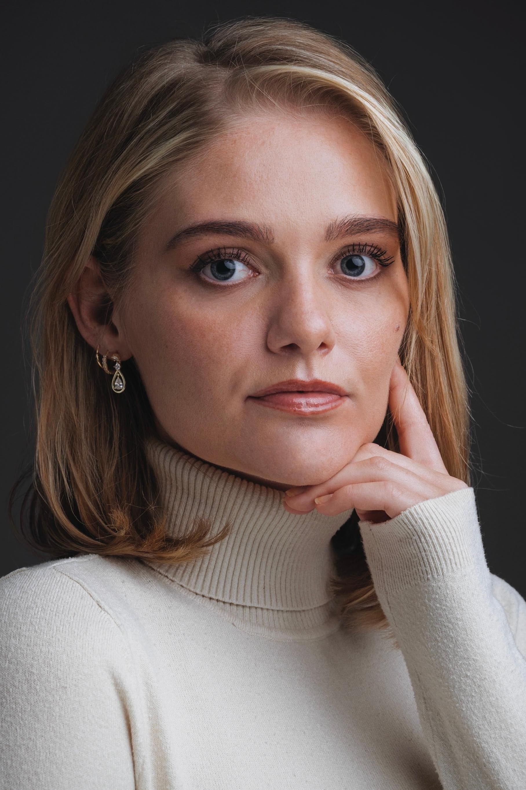 actor Lily Wirum large photo