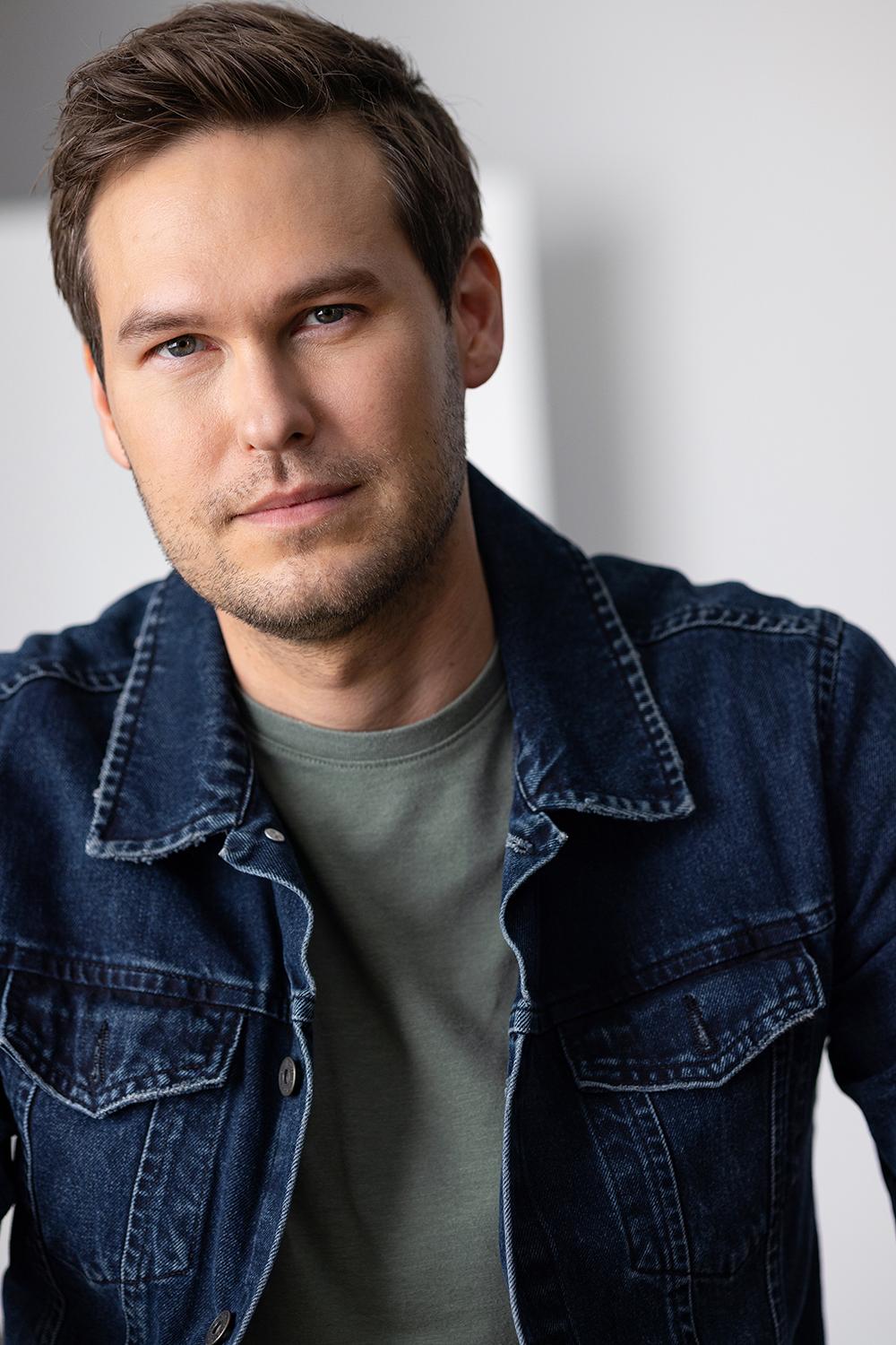 actor Bryce McBratnie large photo