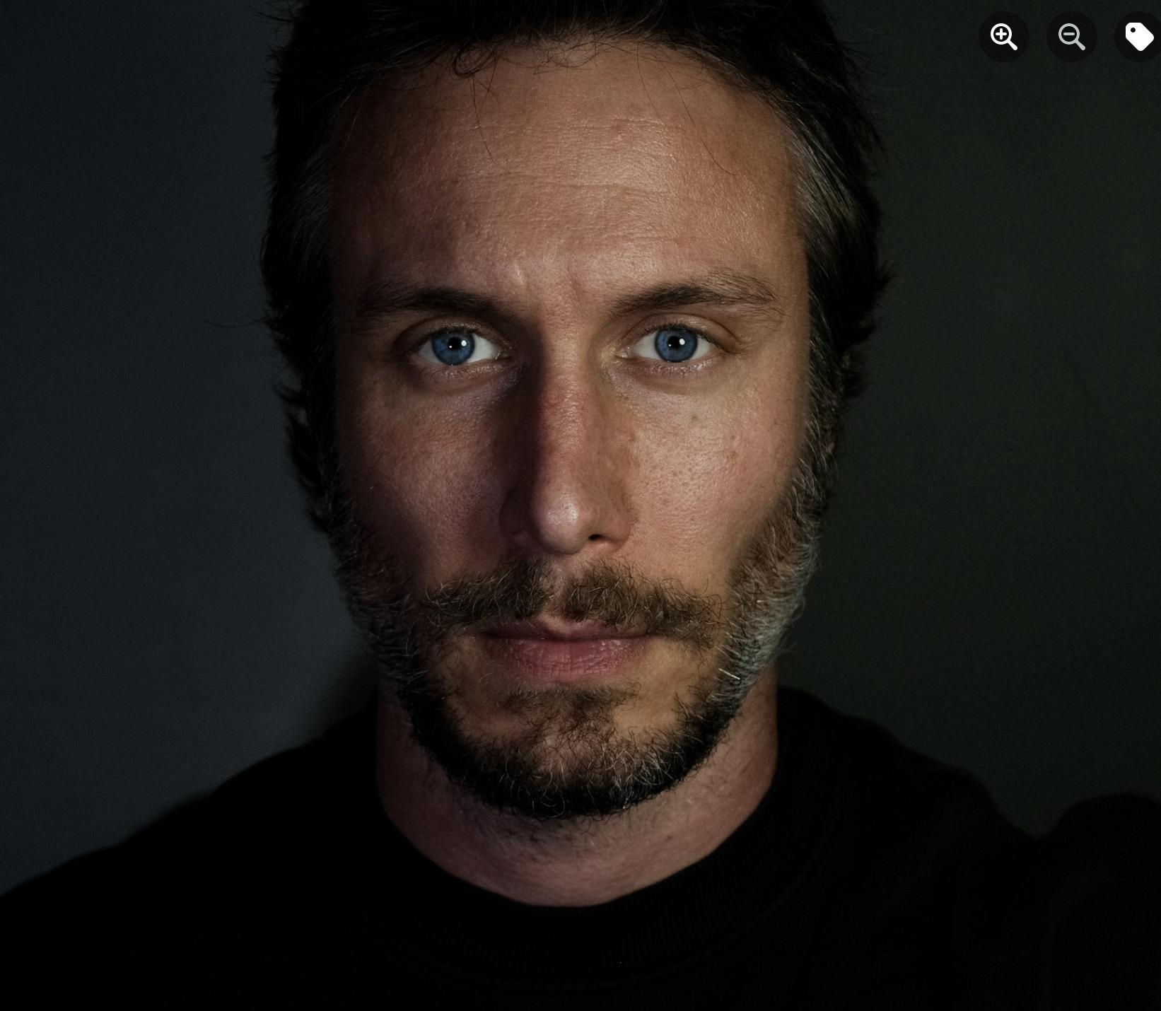 actor Leigh Foster large photo