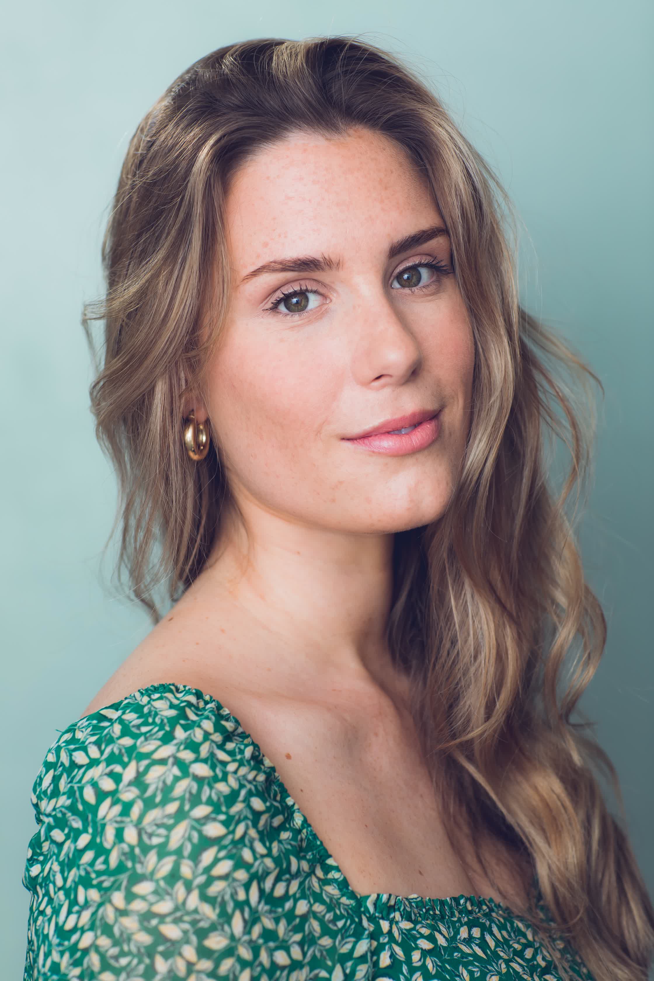 actor Natalie Buck large photo