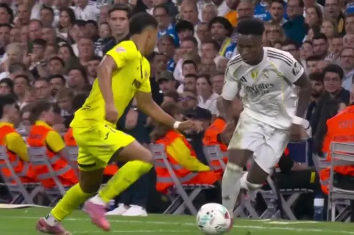 [Red Card] Couldn't match the speed! Mourinho brings down Vinicius Jr. with a second yellow, sent off