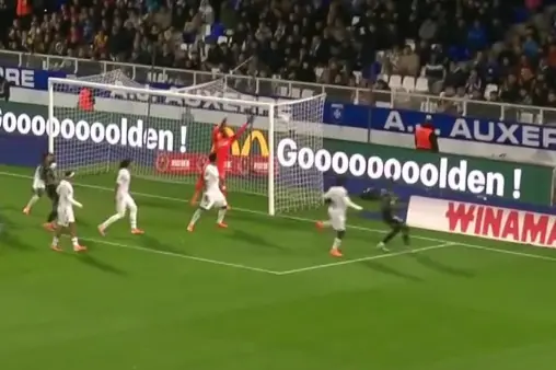 [Highlights] Unlucky! Sima's near-post header from corner hits the post, missing the winner