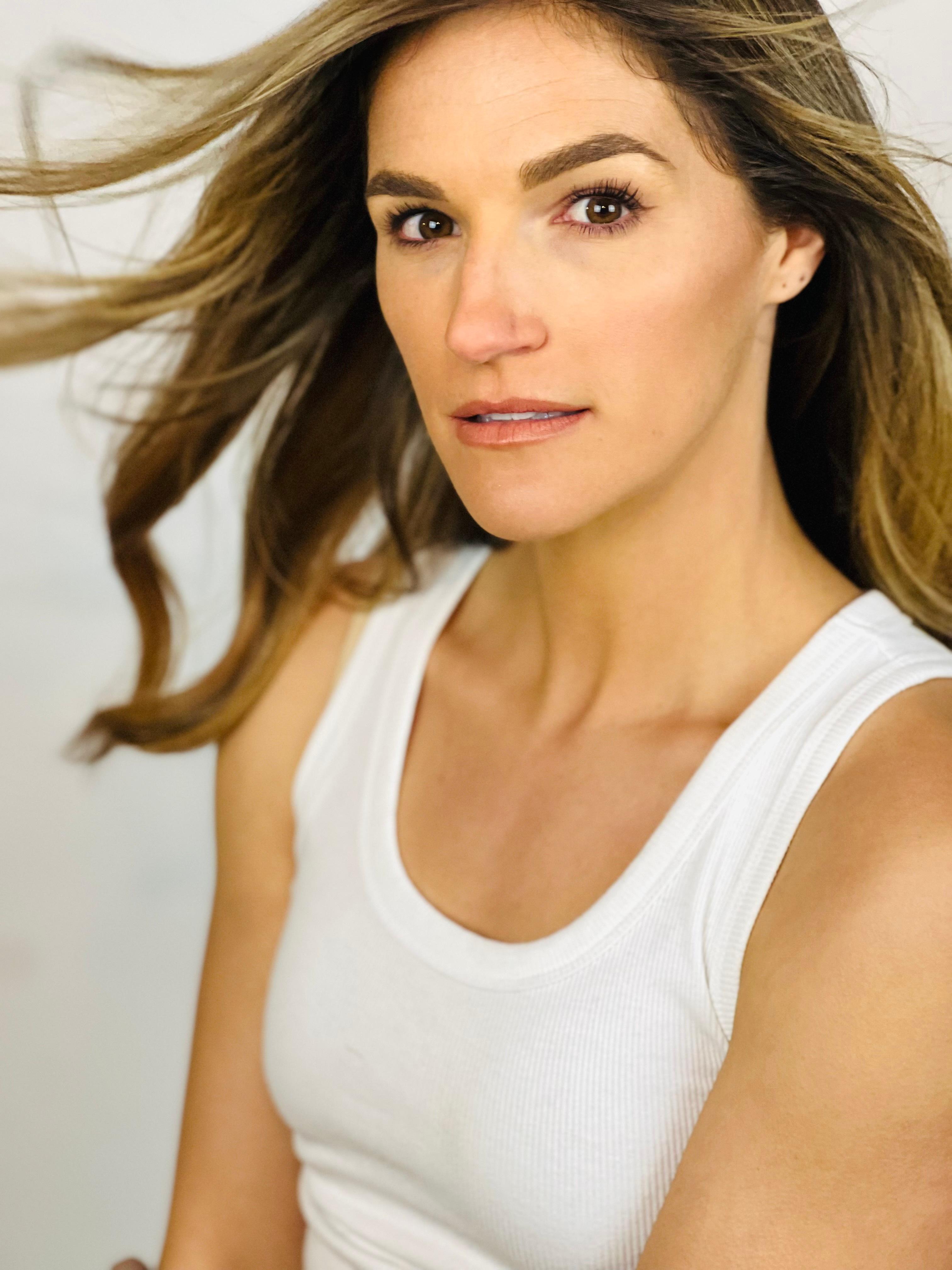 actor Grace Leer large photo